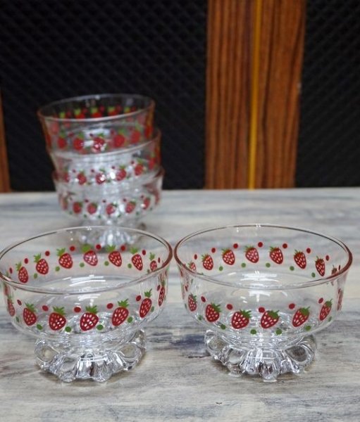 画像1: いちごデザートカップ　アイスクリームカップ　デザートグラス　ストロベリー　イチゴに赤と緑のドット柄　GUS144 (1)