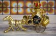 画像2: 金色の馬車　お土産　置物　お酒　馬　OM402 (2)