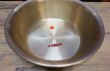 画像2: 亀甲印　アルミ洗い桶　たらい　洗面器　特大サイズ　ゴールドアルマイト　３３ｃｍ　状態２種　BT143 (2)