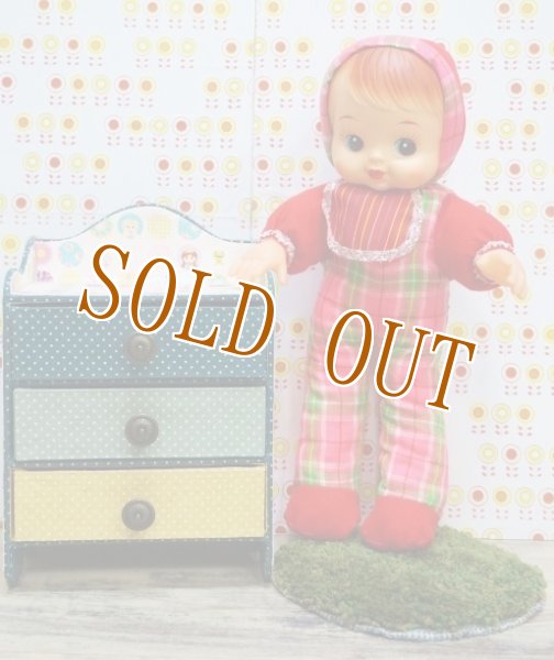 画像1: 昭和レトロな抱き人形　鳴き人形　赤ちゃん　ピンクチェック　赤スタイ　デッドストック　OM601 (1)