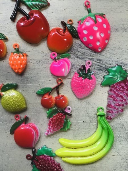 画像1: おもちゃのチャーム★フルーツたち　果物　キュート　ファンシー　アクセサリーに♪　OM662 (1)