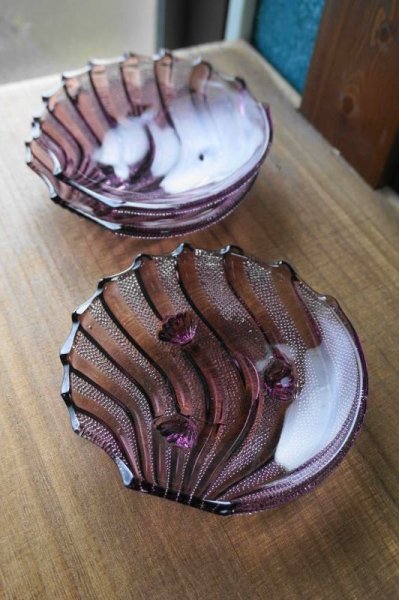 画像1: 薄紫色のガラスの器　モダン　パープル　波　色硝子　ナッツボウル　小皿　1枚　GU228 (1)