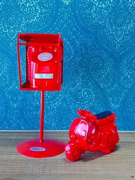 画像1: 80年代貯金箱　赤電話とベスパの置物セット　OM791 (1)