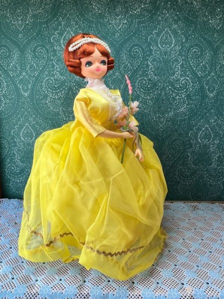 画像1: オルゴール人形　ポーズ人形　黄色ドレス　禁じられた遊び　OM795 (1)