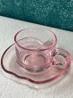 画像1: SOGA　曽我ガラス　アップルカップ＆ソーサー　ガラス製　ピンクカラー　希少　C342 (1)