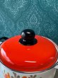 画像2: レトロポップ　丸いつまみのオレンジ蓋　薔薇　花柄　ホーロー両手鍋　20cm　HN350 (2)