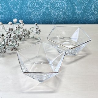 アンティーク　カットガラスの器　お花の形 お花の形のクリスタルカットガラスのブローチ1950年代 ga-1064の