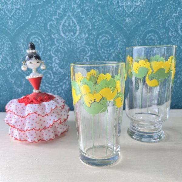 画像1: レトロポップ　イエローグリーン　花柄　台付きグラス　 (1)