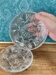 画像5: レトロなガラス皿　中心に花模様　13.5cm　2枚セット (5)