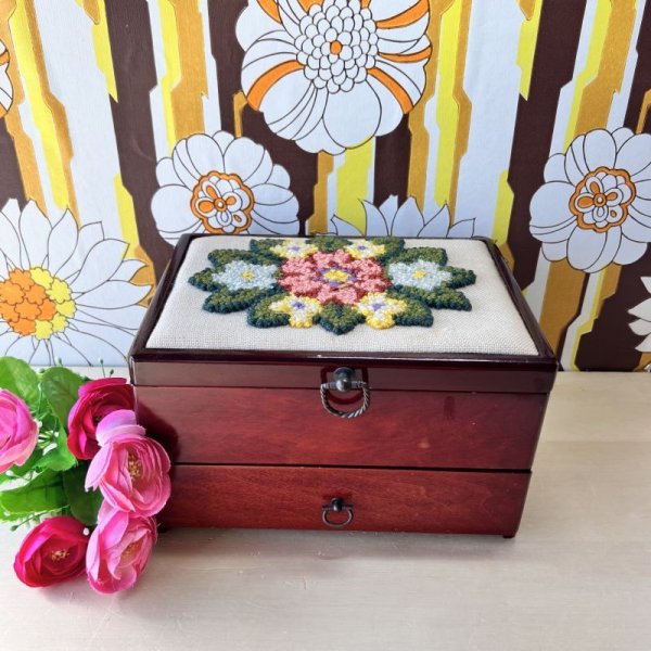画像1: 大きめの木製アクセサリーボックス　引き出し付き　花刺繍　宝石箱　USEDvintage (1)
