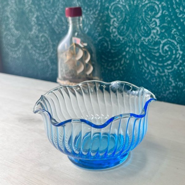 画像1: ブルーガラス　波のようなフリルガラスのガラス器　 (1)