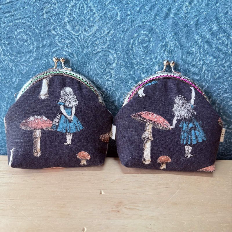 画像1: hapihapi　handmade　レトロ　アリスときのこ　ダークグレー　がま口財布　左右カン付き大　キルト入り　 (1)
