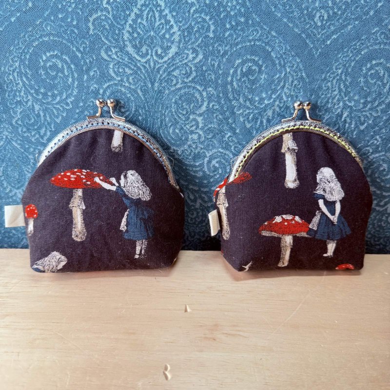 画像1: hapihapi　handmade　レトロ　アリス　がま口財布　左右カン付き大　キルト入り　ブラック (1)