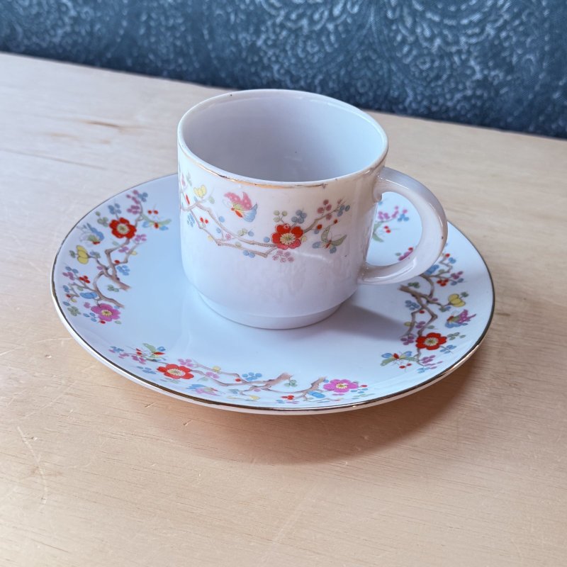 画像2: Fancy china 日本製　花と蝶カップ＆ソーサー　 (2)