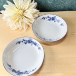 画像2: ホワイトにブルーの花柄のサラダボウル　ブルーローズ　取り皿にも。1枚〜 (2)