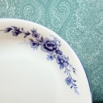 画像7: ホワイトにブルーの花柄のサラダボウル　ブルーローズ　取り皿にも。1枚〜 (7)