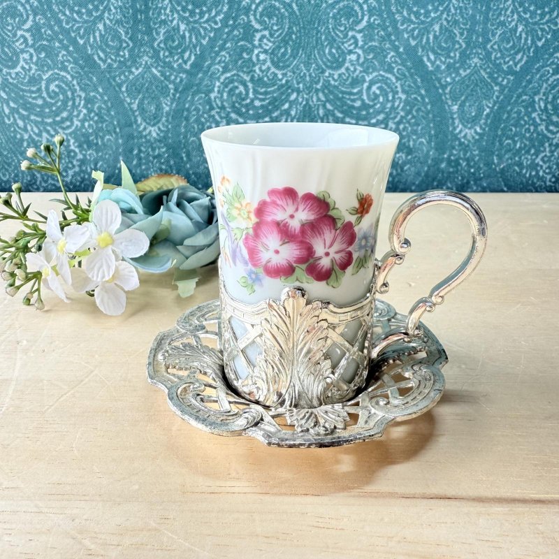 画像1: 銀メッキのホルダー付き　レトロなデミタスカップ＆ソーサー　花柄 (1)