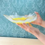 画像6: 大きなガラス製の変形角皿　黄色い花柄 (6)