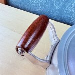 画像3: 打ち出しのころんとまあるいアルミ鍋　ウッドハンドル　23cm (3)