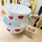 画像2: EJIRY　エジリーホーロー　ハンドル付き蓋付きホーローボウル　ストロベリー　いちご19cm 21cm　各種 (2)