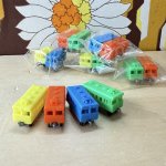 画像1: ★グリコのオマケのようなおもちゃの電車　連結できます！2個組　アソート (1)