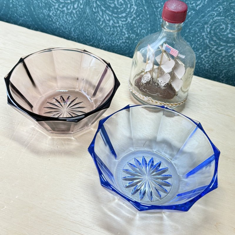 画像1: 中心に花　レトロガラス器　ブルーガラス　グレーガラス　10角　1個　各種 (1)