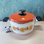 画像2: オレンジ蓋　レトロポップ　花柄ホーロー両手鍋　20cm　 (2)