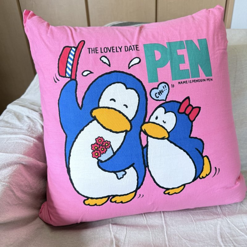 画像1: THE LOVELY　DATE　NAME　IS　PENGUIN PEN　ピンクカラーのファンシークッション　ペンギン (1)