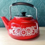 画像1: 北欧風　ホーローケトル　レッド　赤にホワイトの花柄　vintage　琺瑯やかん (1)