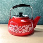 画像3: 北欧風　ホーローケトル　レッド　赤にホワイトの花柄　vintage　琺瑯やかん (3)