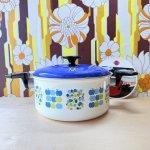 画像1: ヤマタカ　青いリンゴのホーロー両手鍋　レトロポップ　青蓋　北欧風　20cm　アップル　りんご　 (1)