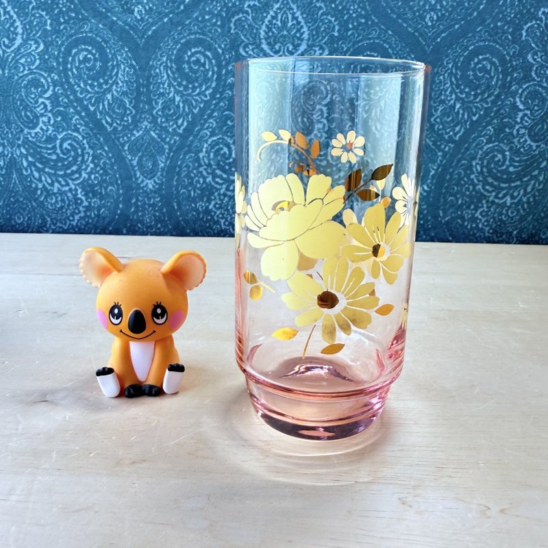 画像1: ピンクガラスにクリーム色のお花のグラス　 (1)