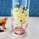画像2: ピンクガラスにクリーム色のお花のグラス　 (2)