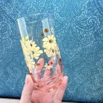 画像4: ピンクガラスにクリーム色のお花のグラス　 (4)
