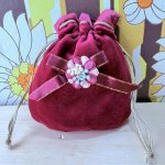 画像1: ベロアの巾着　金紐　花　ワインレッド系 (1)