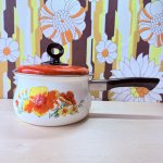画像1: ワカバト つまみが可愛い!オレンジ蓋ホーロー片手鍋 花柄 18cm (1)