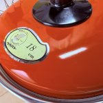 画像4: ワカバト つまみが可愛い!オレンジ蓋ホーロー片手鍋 花柄 18cm (4)
