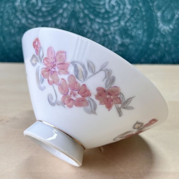 画像1: Daito china　優しいピンクフラワーの茶碗　花柄 (1)