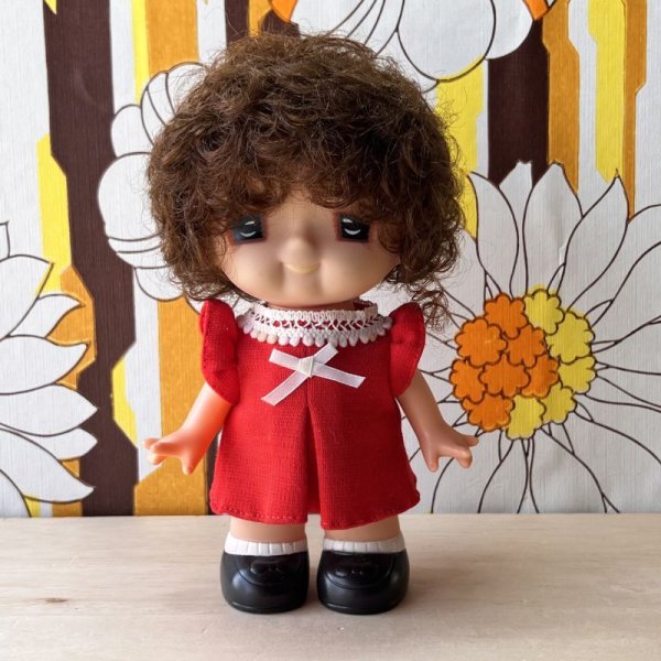 画像1: くるくるパーマの女の子ソフビ人形　赤いワンピース　USED　20cm (1)