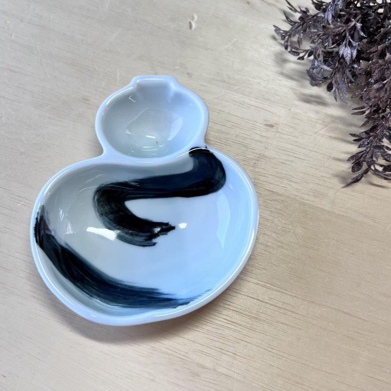 画像1: 有田焼　瓢箪　ひょうたん　陶器　小鉢　和風モダン (1)