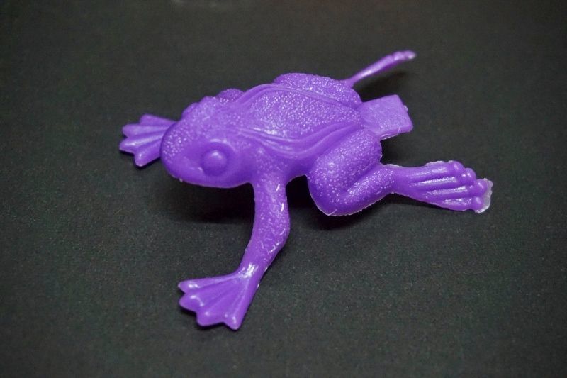ジャンプかえる 小さめ子供玩具 カラーカエル 蛙 ８色セット Om459