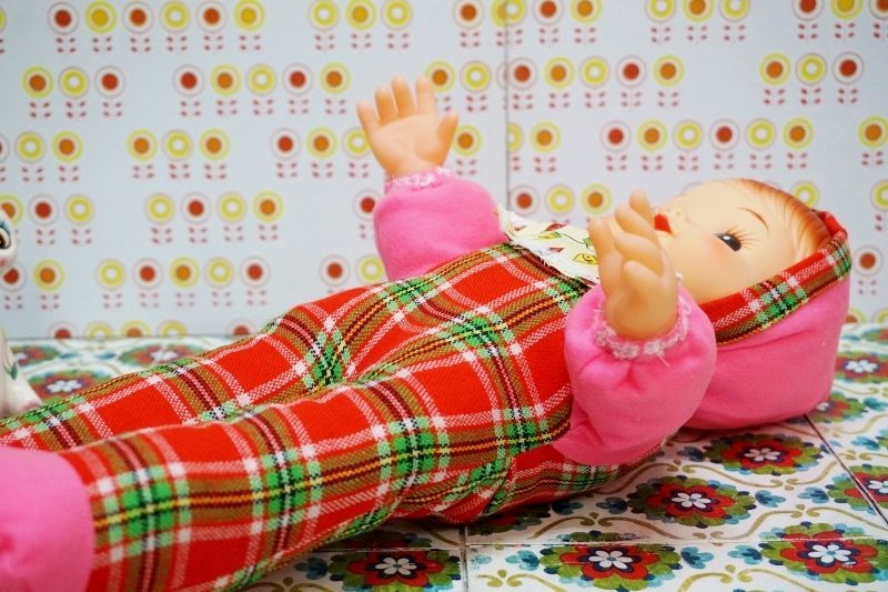 昭和レトロな抱き人形 鳴き人形 赤ちゃん チェックピンク袖 デッドストック OM609