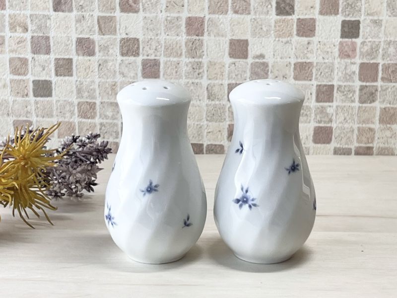白に青の小さな花の塩胡椒入れセット　陶器製　HDC395