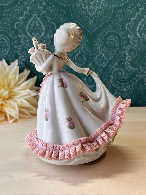 陶器製オルゴール人形 レースピンクドレスの女性