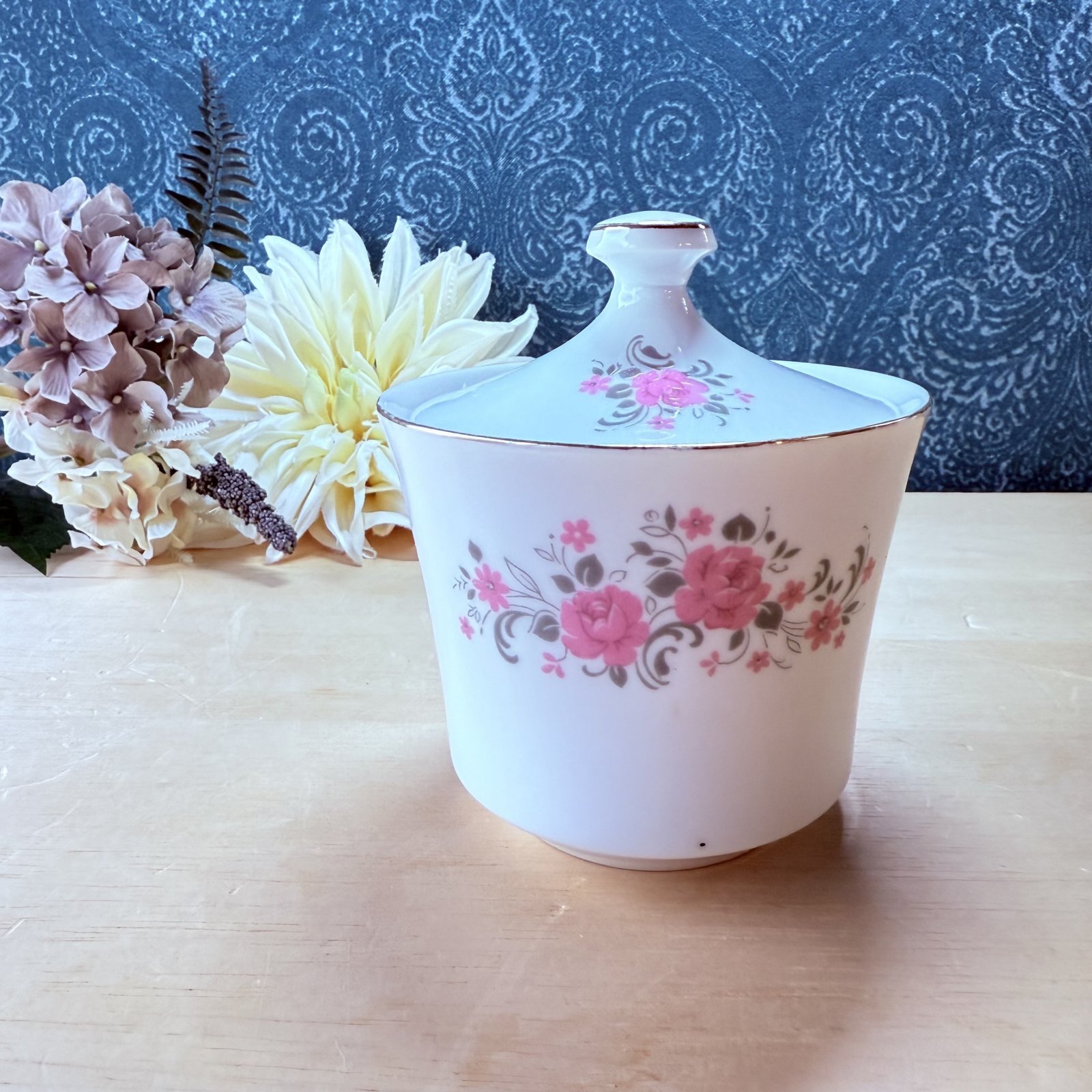 Sango 三郷陶器 可愛い花柄の角砂糖入れ シュガーポット 磁器製 Sango 三郷陶器 可愛い花柄の角砂糖入れ シュガーポット 磁器製