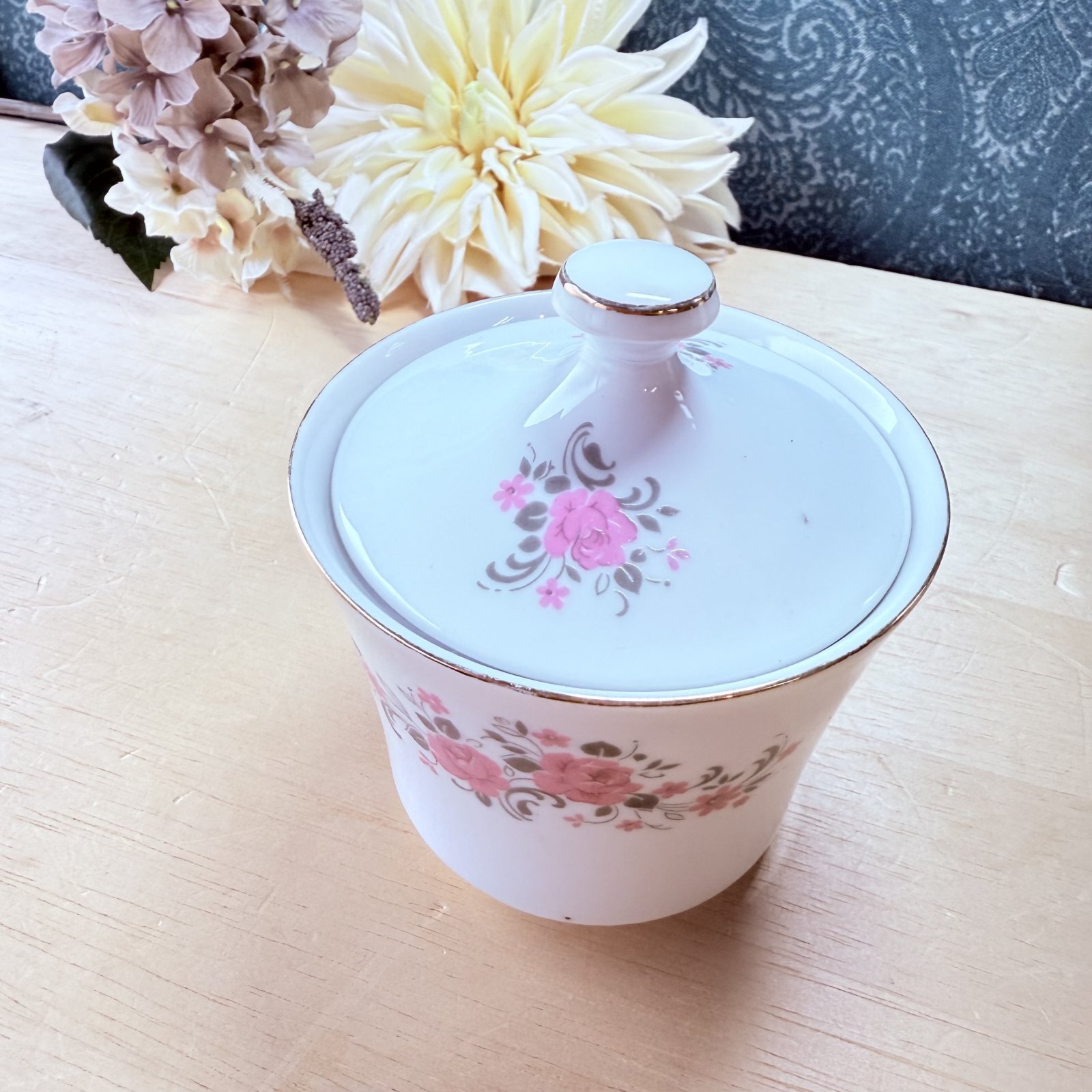 Sango 三郷陶器 可愛い花柄の角砂糖入れ シュガーポット 磁器製 Sango 三郷陶器 可愛い花柄の角砂糖入れ シュガーポット 磁器製
