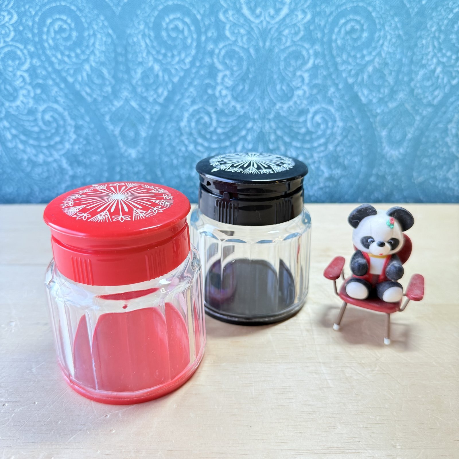 レトロポップ 塩胡椒入れ モダン蓋 大きめ 2色（レッド