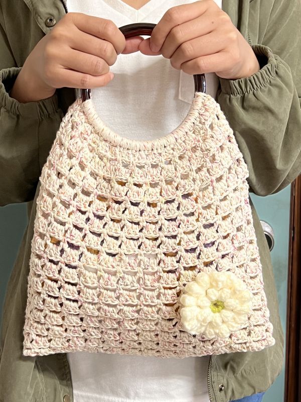 子供用 バッグ 白 べージュ 編み柄 お花のブローチ付き - ハンドバッグ