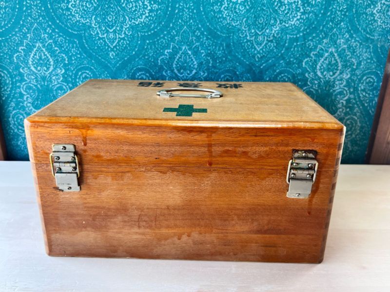 レトロな木製救急箱