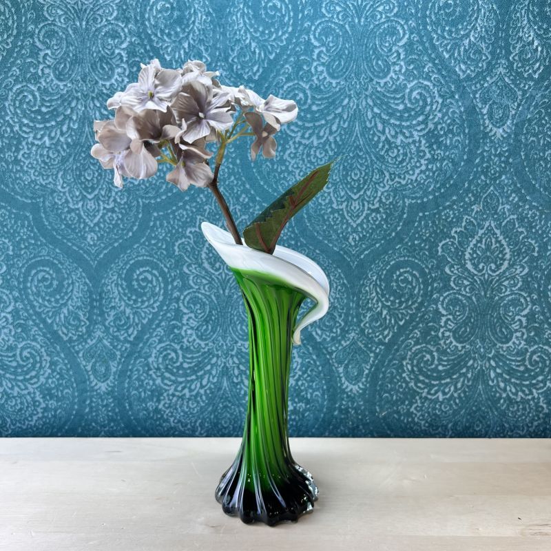 60年代70年代 グリーンガラスの百合の花のようなねじれ手づくりガラス 花瓶 一輪挿し フラワーベース